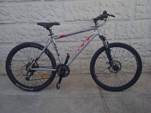 Fuji 26"-os olaj- tárcsafékes, aluvázas teleszkópos, MTB kerékpár