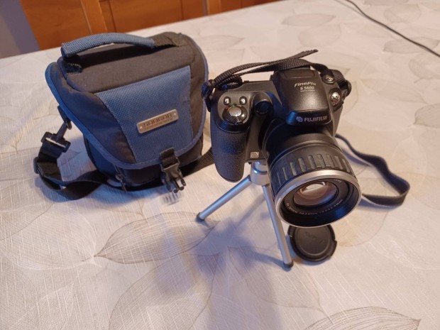 Fuji Finepix S5600 + tska + tripod