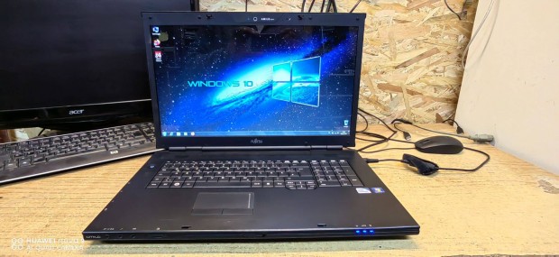 Fujitsu 18col,2mag,4gb ram,500gb,webcam,wifi,jó akku
