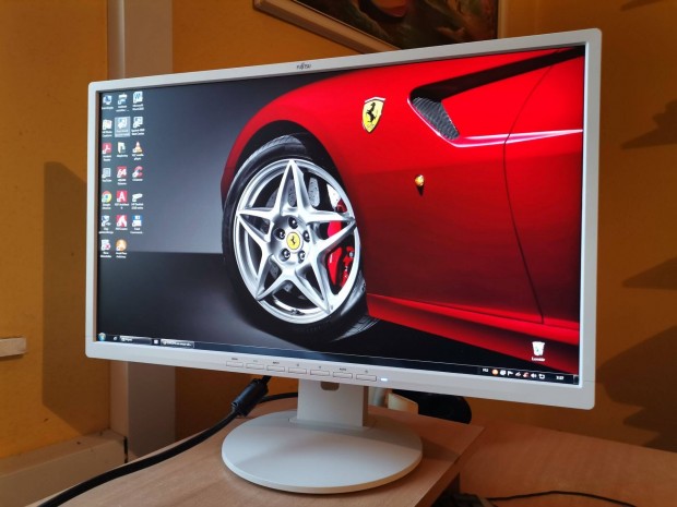 Fujitsu 24" IPS, LED, FHD, 5ms, DP, DVI, VGA, +HDMI, hangszórók, Pivot