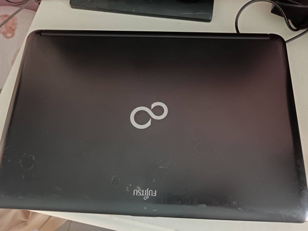 Fujitsu I3 laptop kis hinyos