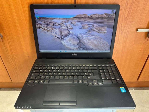 Fujitsu Lifebook A555 15.6" Laptop I3/4GB/500GB HHD jszer Garis !