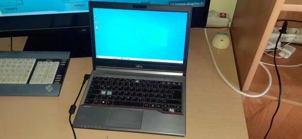 Fujitsu Lifebook E734 Hinyos laptop