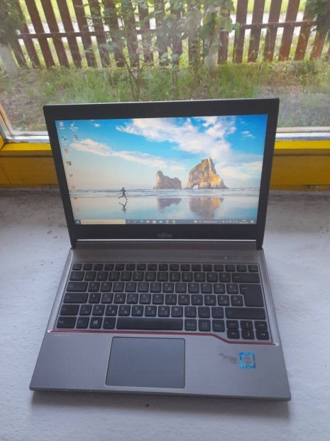 Fujitsu Lifebook E736 i5 laptop