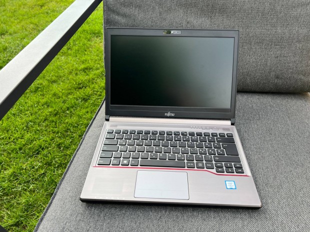 Fujitsu Lifebook E736 laptop - Core i5-6300/8GB DDR4 RAM/256GB SSD