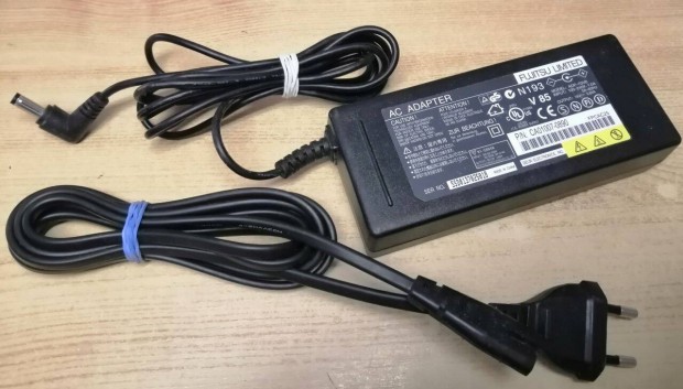 Fujitsu-Siemens ADP-70VB eredeti gyri laptop tlt adapter - 70W 19V