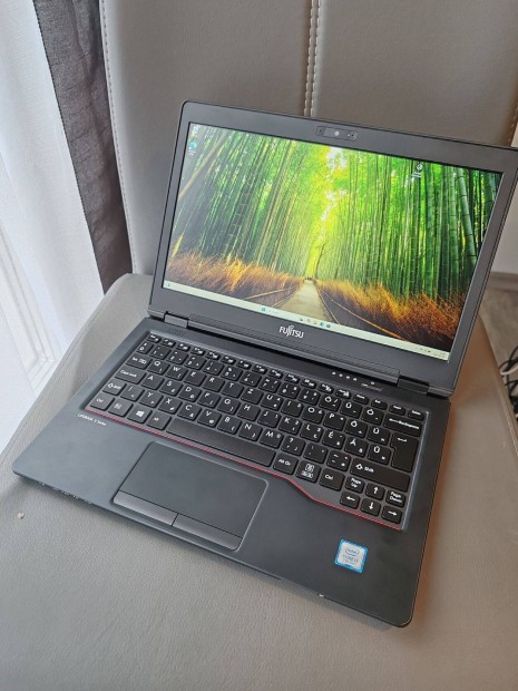 Fujitsu U727 12,5" kis laptop nagyon szép / Core i3 7100U Windows 11
