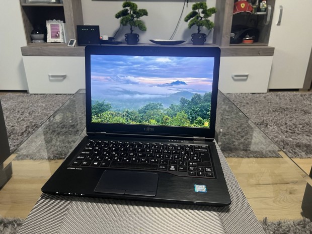 Fujitsu U729 Laptop i5 8265 4Mag 16GB 256SSD Magyar Br r Szmla