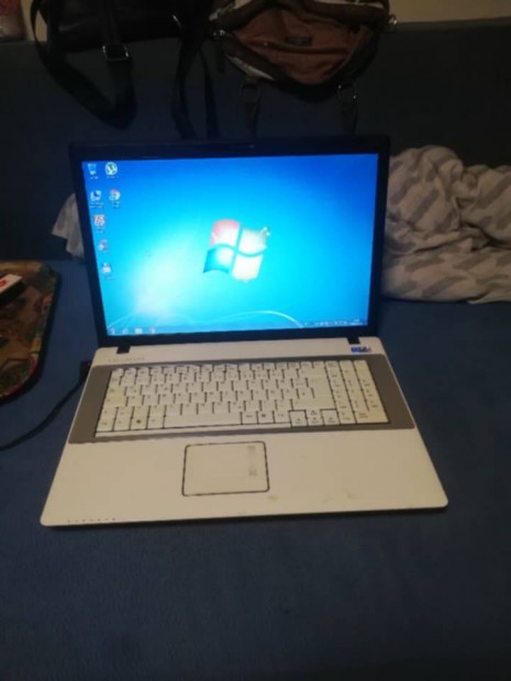 Fujitsu chili green laptop eladó