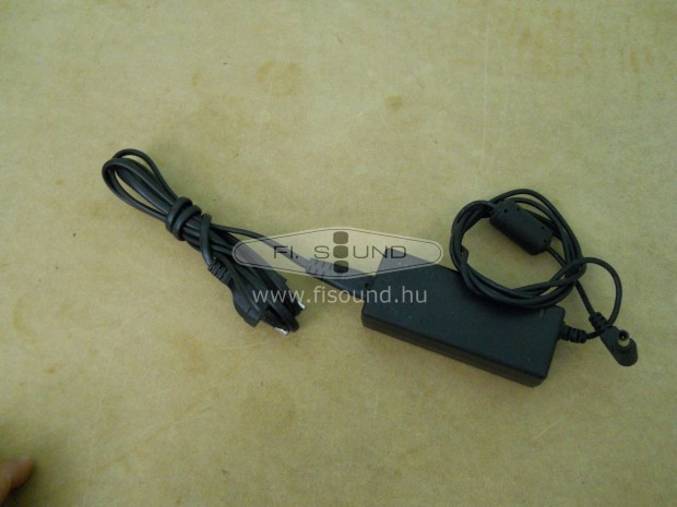 Fujitsu laptop töltő,16V,2,5A