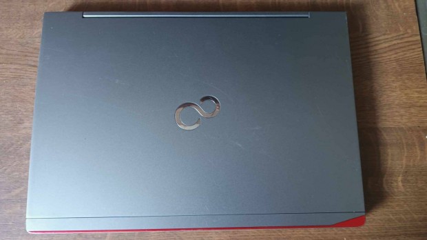 Fujitsu ultrabook (Intel i7; 8GB; 256ssd; 6,5 .akku)