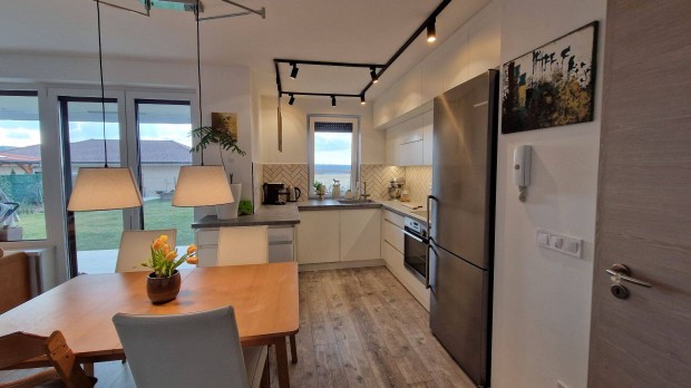 F�lem�le lak�s