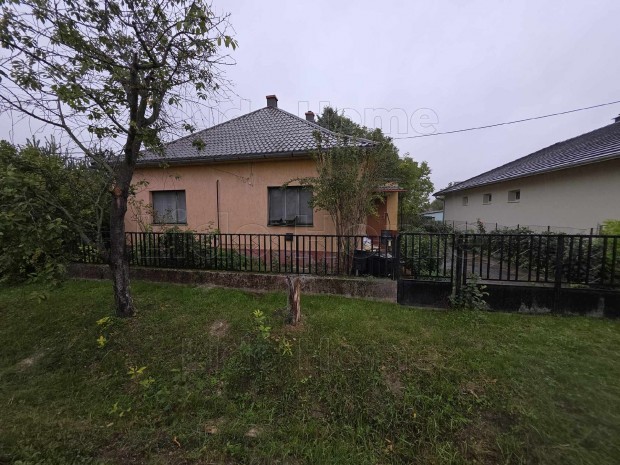 F�l�n h�rom szob�s csal�di h�z elad�!