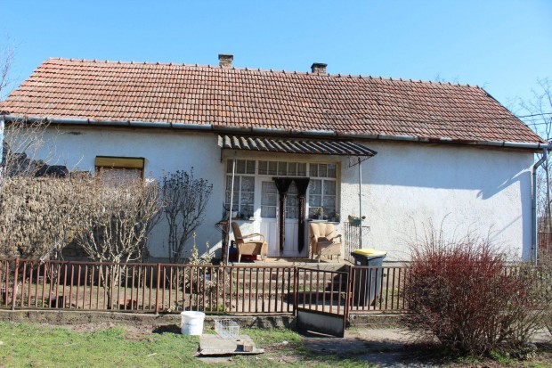 Fülöpön 2 szobás felújítandó családi ház eladó