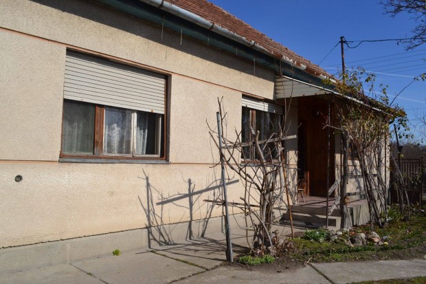 Fülöpszálláson 111 m2 es 3 szo. lakóház + 63 m2 m.ép