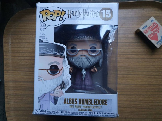 Funko POP -Harry Potter: Albus Dumbledore figura dobozában +kitűző