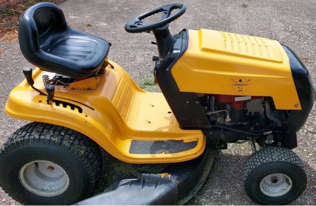 Fűnyíró traktor