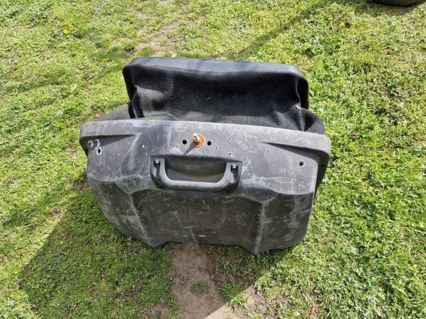 Fűnyiró traktor fügyűjtő.Lajosnak.