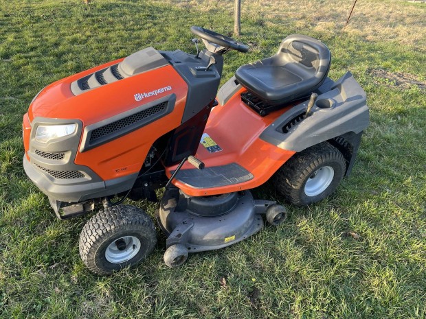 F�ny�r�traktor elad�