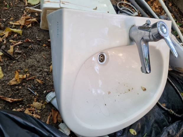 Fúrdőszoba és WC berendezés kompletten eladó