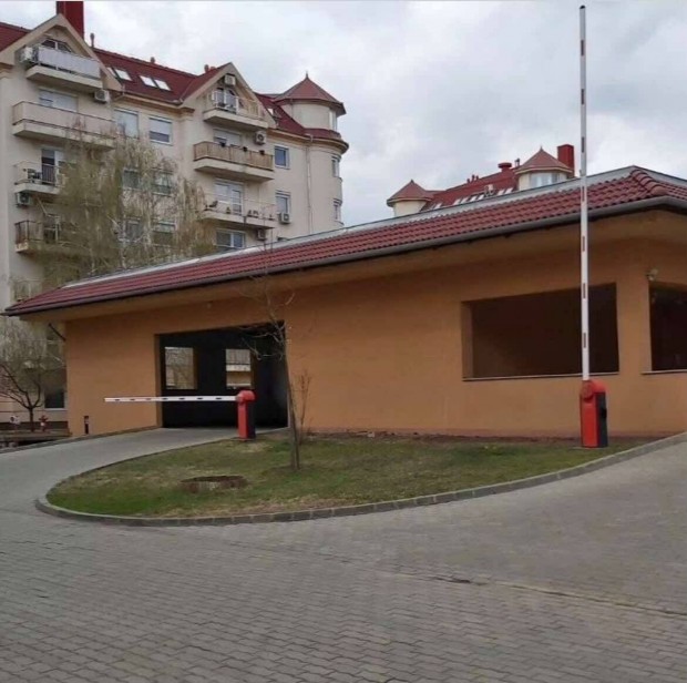 Fredi kapuban teremgarzs kiad hossztvra