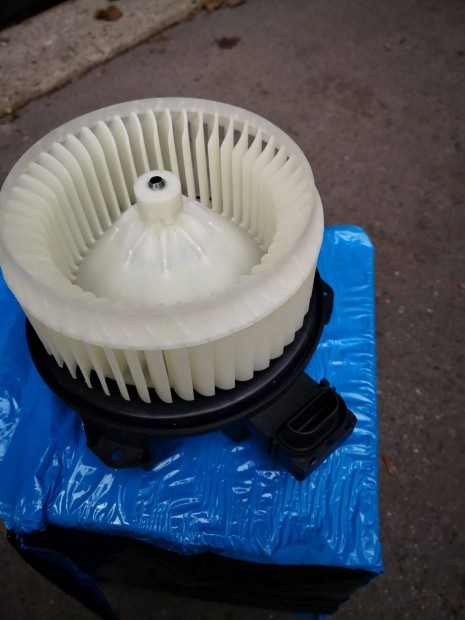Fütöventillátor, új, Toyota Hilux 2005-15