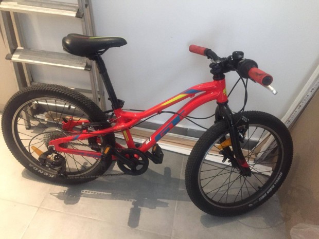 GT Stomper 20 Prime, gyermek kerékpár, 2020-as modell, piros