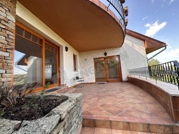 GY�NY�R� PANOR�M�S KIAD� CSAL�DI H�Z!