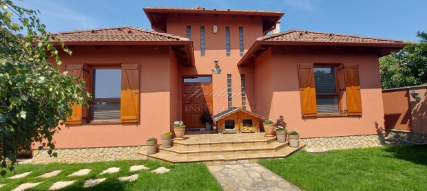 GY�R KERTV�ROSI R�SZ�N, FORGALOM MENTES UTC�BAN ELAD� EGY �JSZER�,