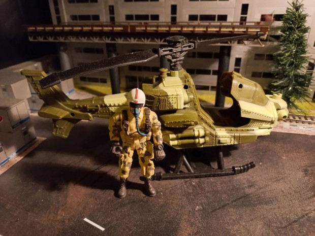 G.I. Joe jelleg figura helikopterrel