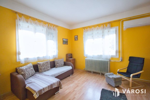 G�doroson a falusi csend.