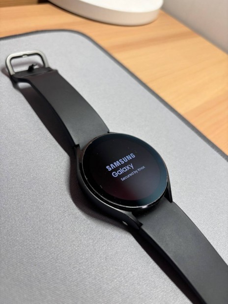 Galaxy Watch 4 (44mm) fekete