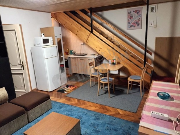 Gal�ri�s lakr�sz kiad� a VIII. ker�letben, j� elhelyezked�ssel