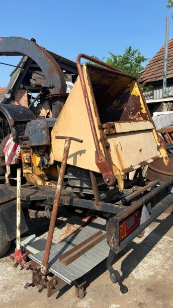 Gallydaráló vontatható, önálló diesel 25 LE motorral
