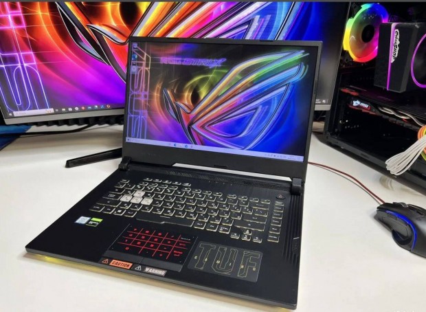 Gamer Asus rog Strix Scar laptop elad 120 Hz-es Full HD