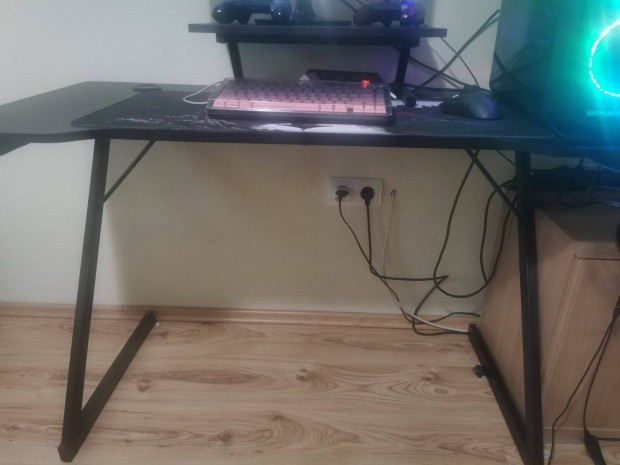 Gamer PC asztal gamer monitor állvánnyal együtt eladó, mint az új!!!!