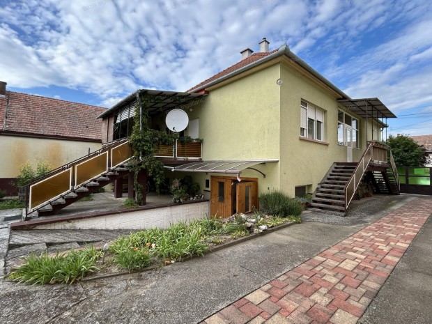 Gara telep�l�s�n 2 gener�ci�s csal�di h�z elad�