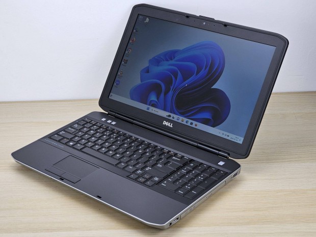 Garancilis Dell Latitude 5520 laptop, Intel Core i3, 6 GB RAM