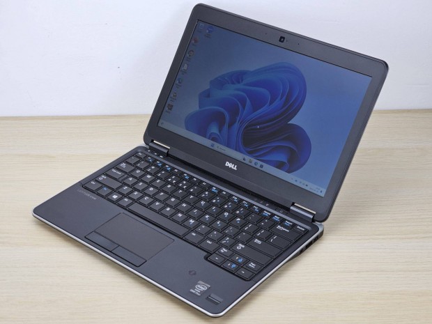 Garancilis Dell Latitude E7240 laptop, Intel Core i7, 8 GB RAM