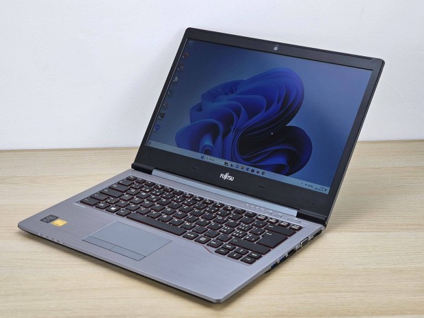 Garancilis Fujitsu Lifebook U745 laptop, Intel Core i7, 8 GB RAM