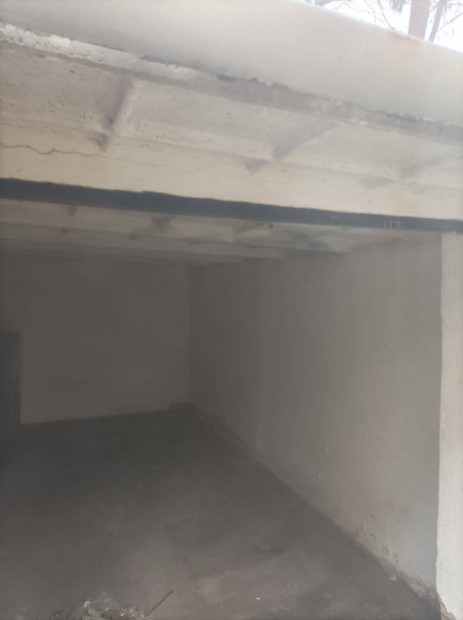 Gar�zs kiad� Koml�ssy utca