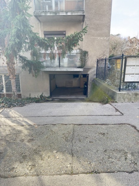 Gar�zs kiad� Zugl�ban Bge Buzog�ny mellett