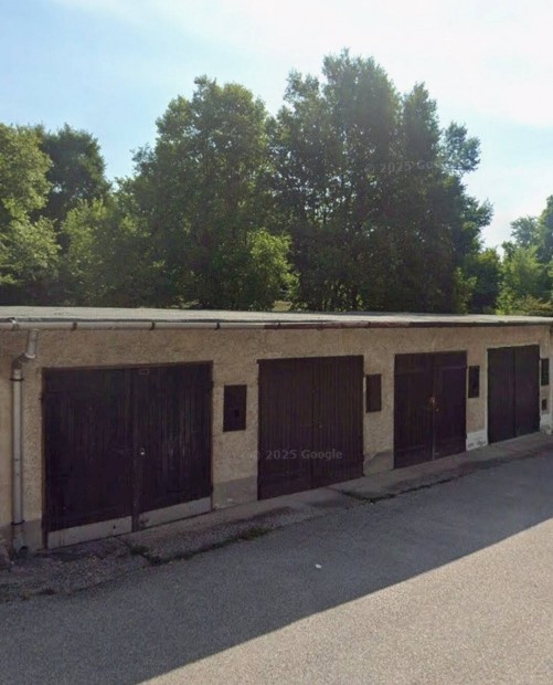 Gar�zs kiad� a KRESZ park mellett