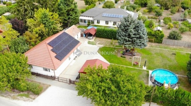 G�rdony-Dinny�sen fel�j�tott napelemes csal�dih�z elad�