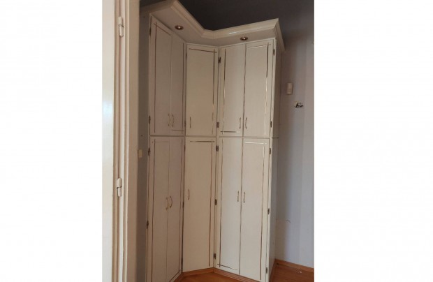 Gardrób szekrény