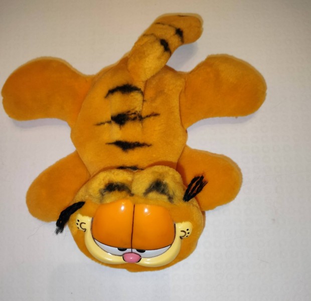 Garfield fekv plss figura, 15 cm 