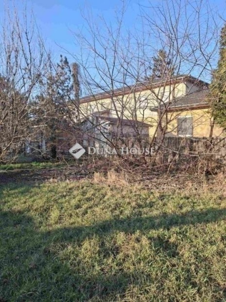 Garzon saj�t kerttel Gy�mr� k�zpontj�ban