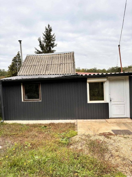 G�sp�r Gy�rgy kertben nappali + 2 szob�s h�z elad�!