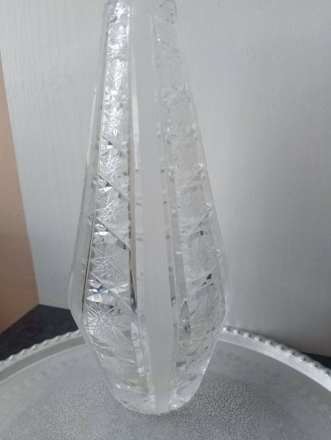 Gazdagon csiszolt kristály váza, igen kedvező áron
