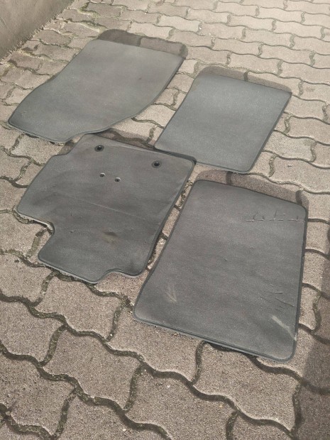 Gpkocsiba sznyeg garnitra